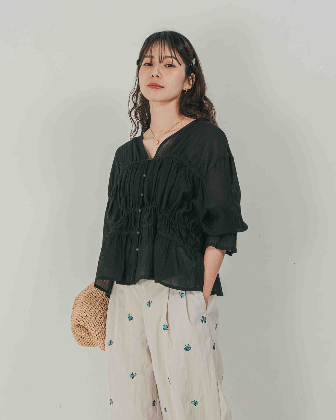 ［SET］Soft シャーリングブラウス + Flower刺繍　タックパンツ（2SET）