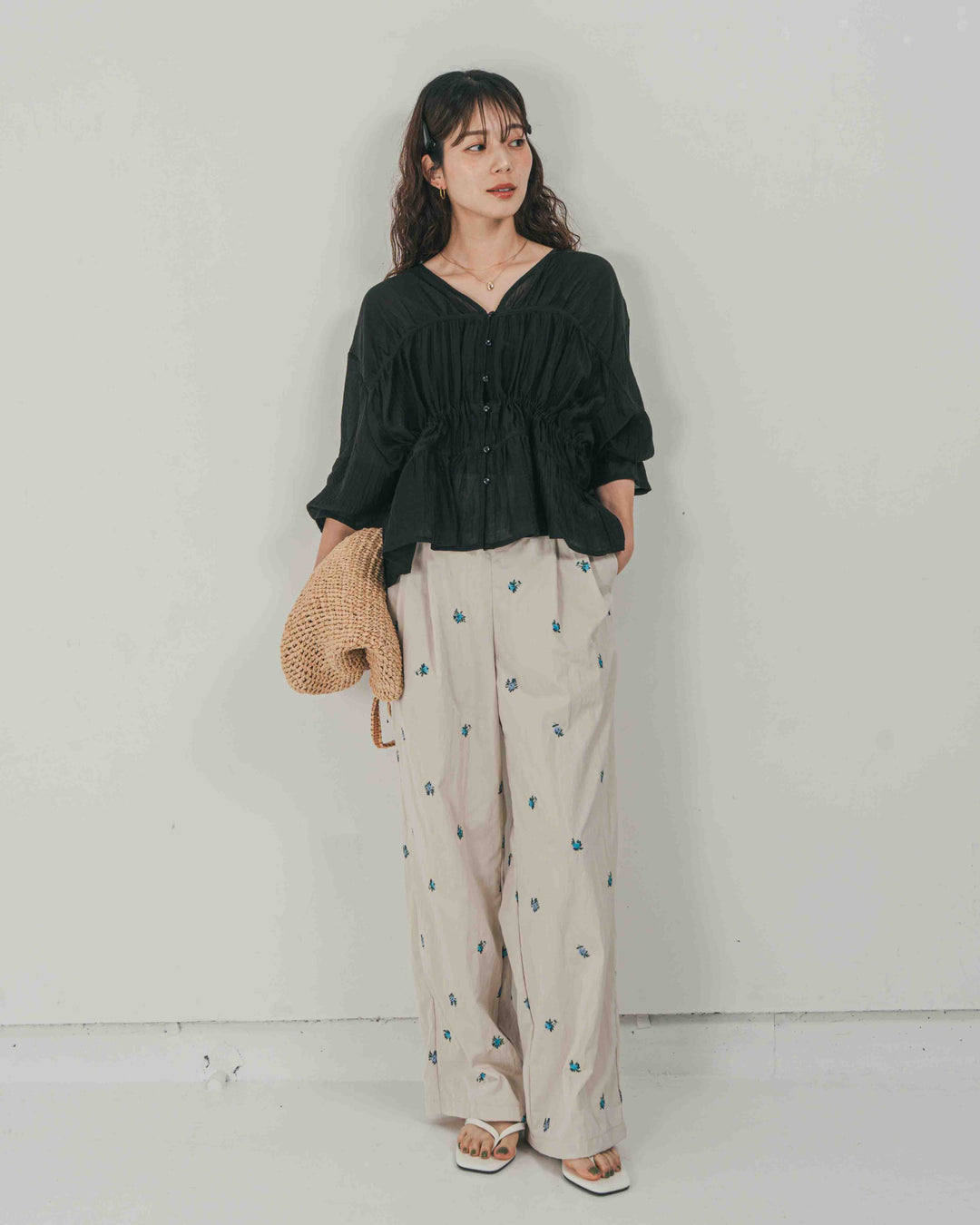 ［SET］Soft シャーリングブラウス + Flower刺繍　タックパンツ（2SET）