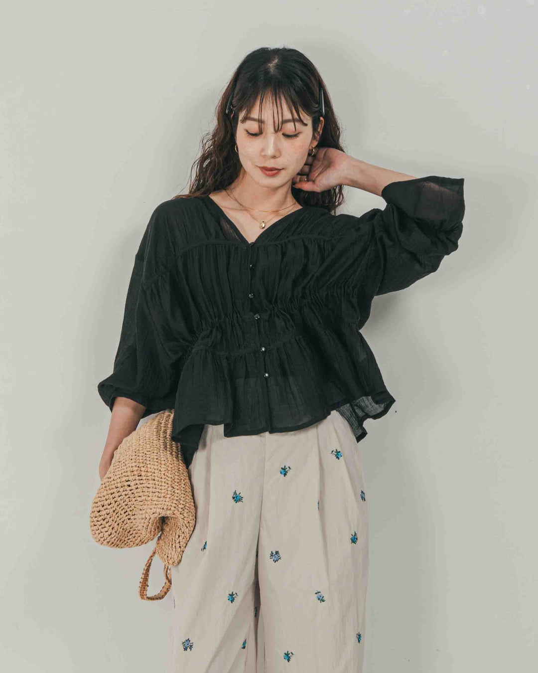 ［SET］Soft シャーリングブラウス + Flower刺繍　タックパンツ（2SET）