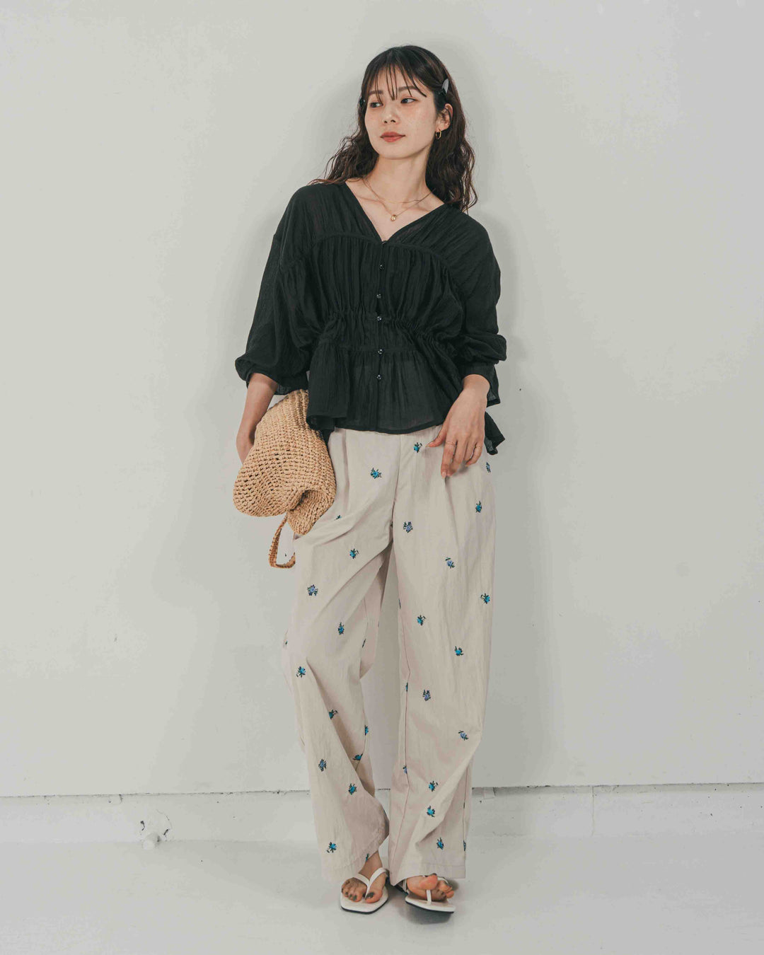 ［SET］Soft シャーリングブラウス + Flower刺繍　タックパンツ（2SET）