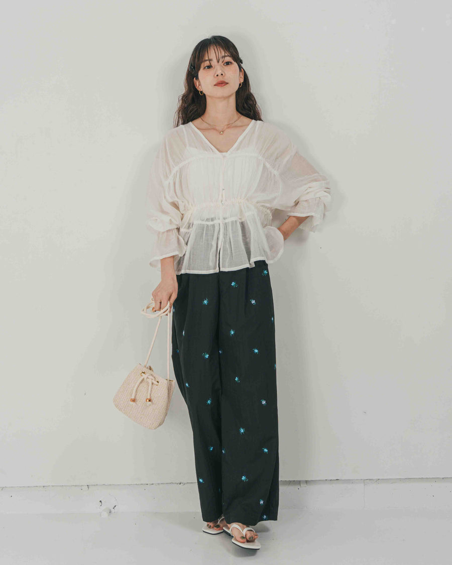 ［SET］Soft シャーリングブラウス + Flower刺繍　タックパンツ（2SET）