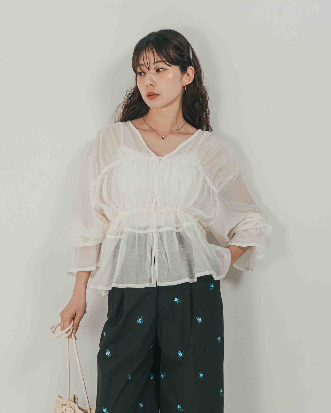 ［SET］Soft シャーリングブラウス + Flower刺繍　タックパンツ（2SET）