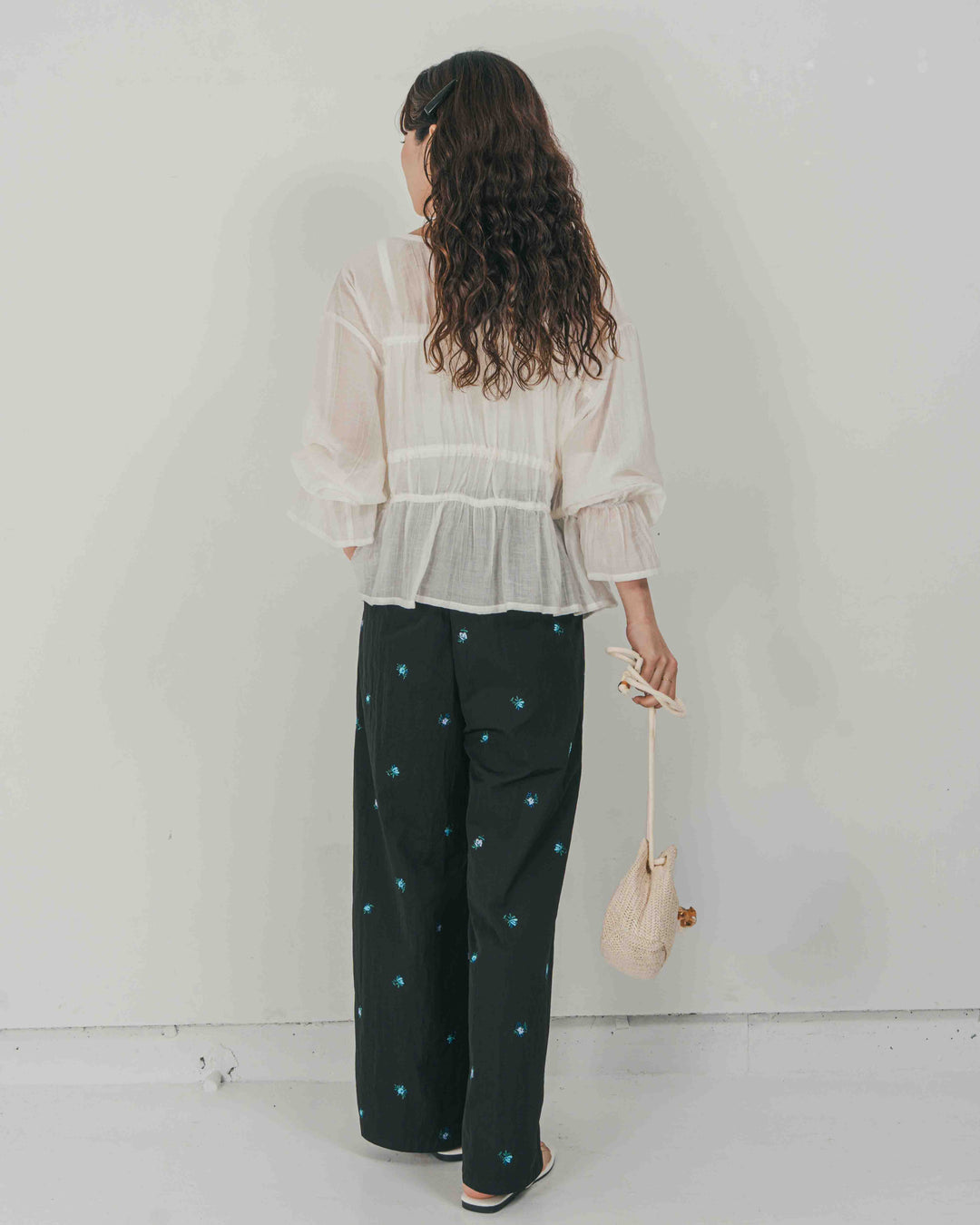 ［SET］Soft シャーリングブラウス + Flower刺繍　タックパンツ（2SET）