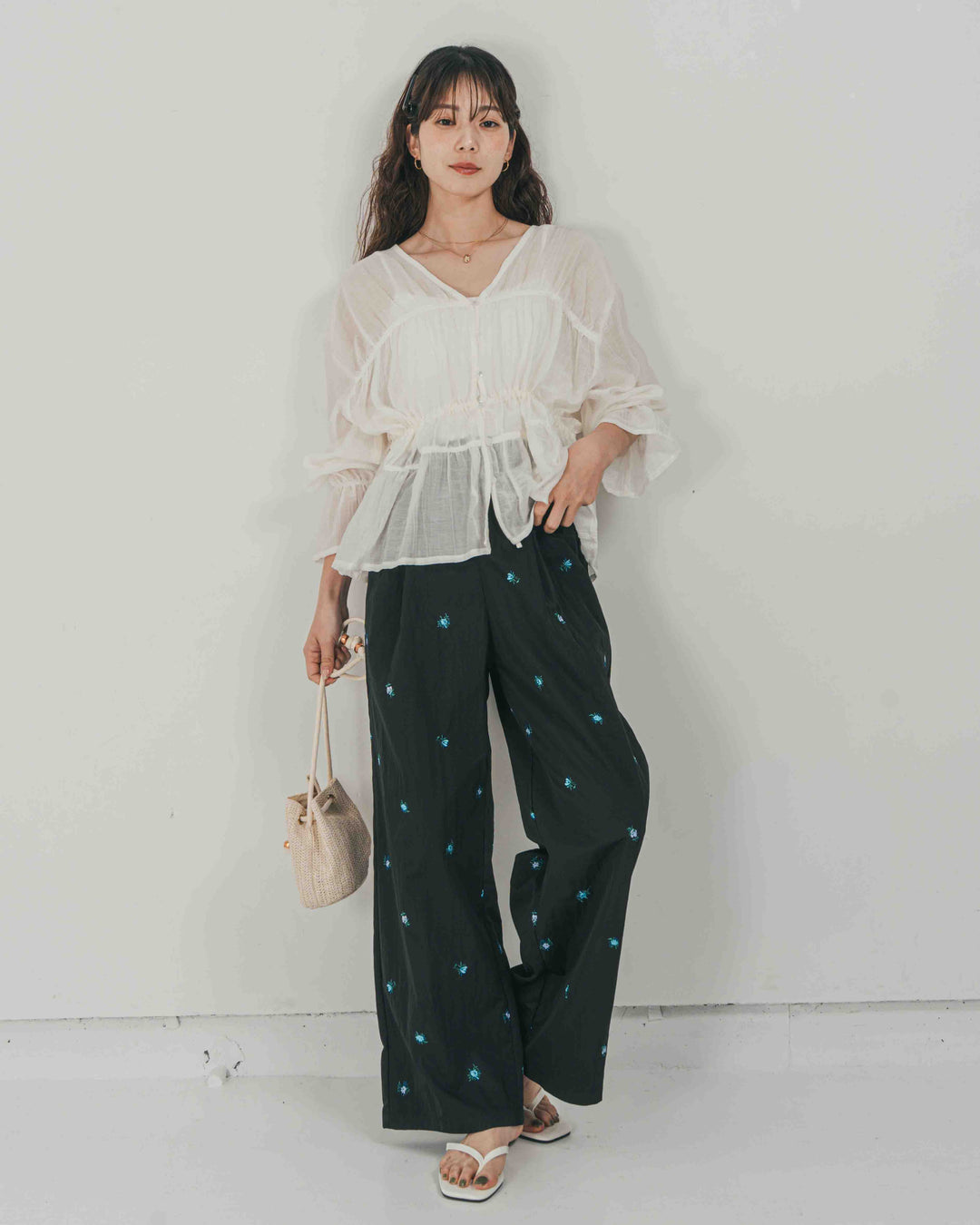 ［SET］Soft シャーリングブラウス + Flower刺繍　タックパンツ（2SET）