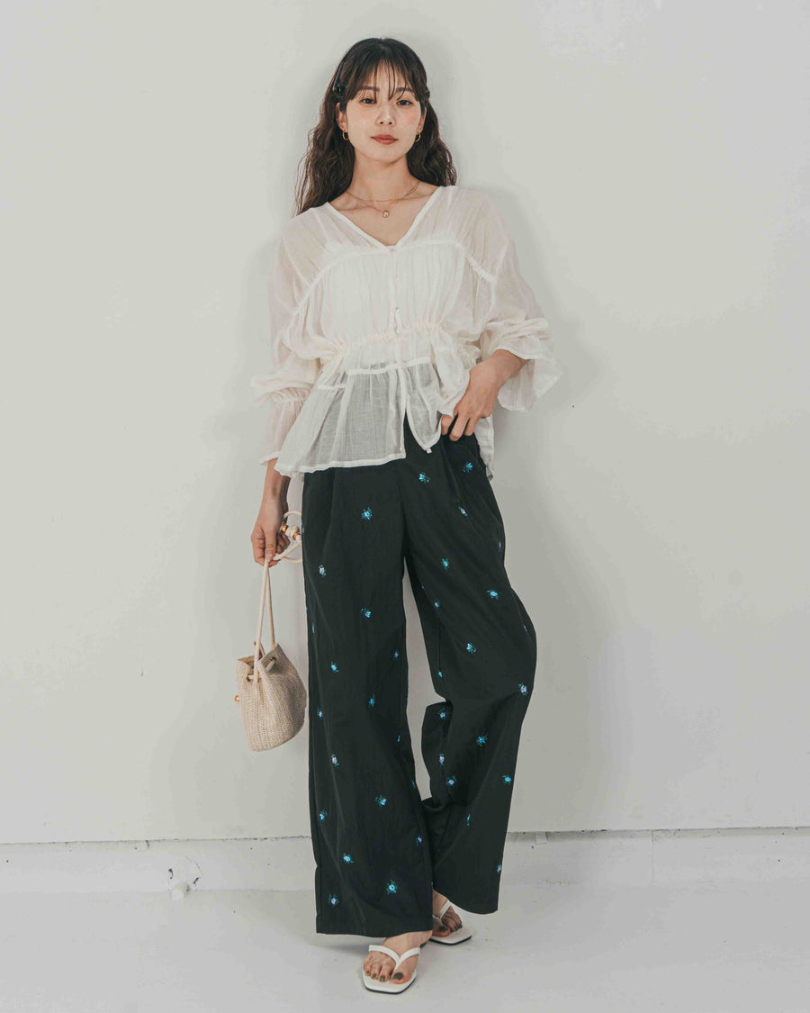 ［SET］Soft シャーリングブラウス + Flower刺繍　タックパンツ（2SET）
