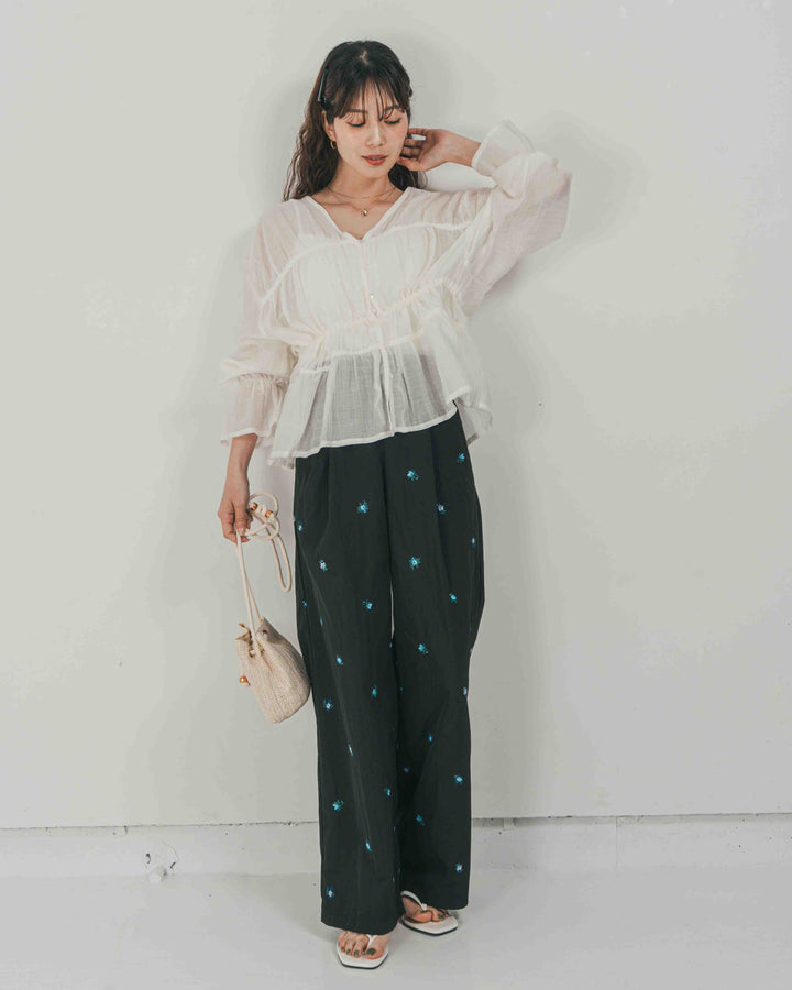 ［SET］Soft シャーリングブラウス + Flower刺繍　タックパンツ（2SET）