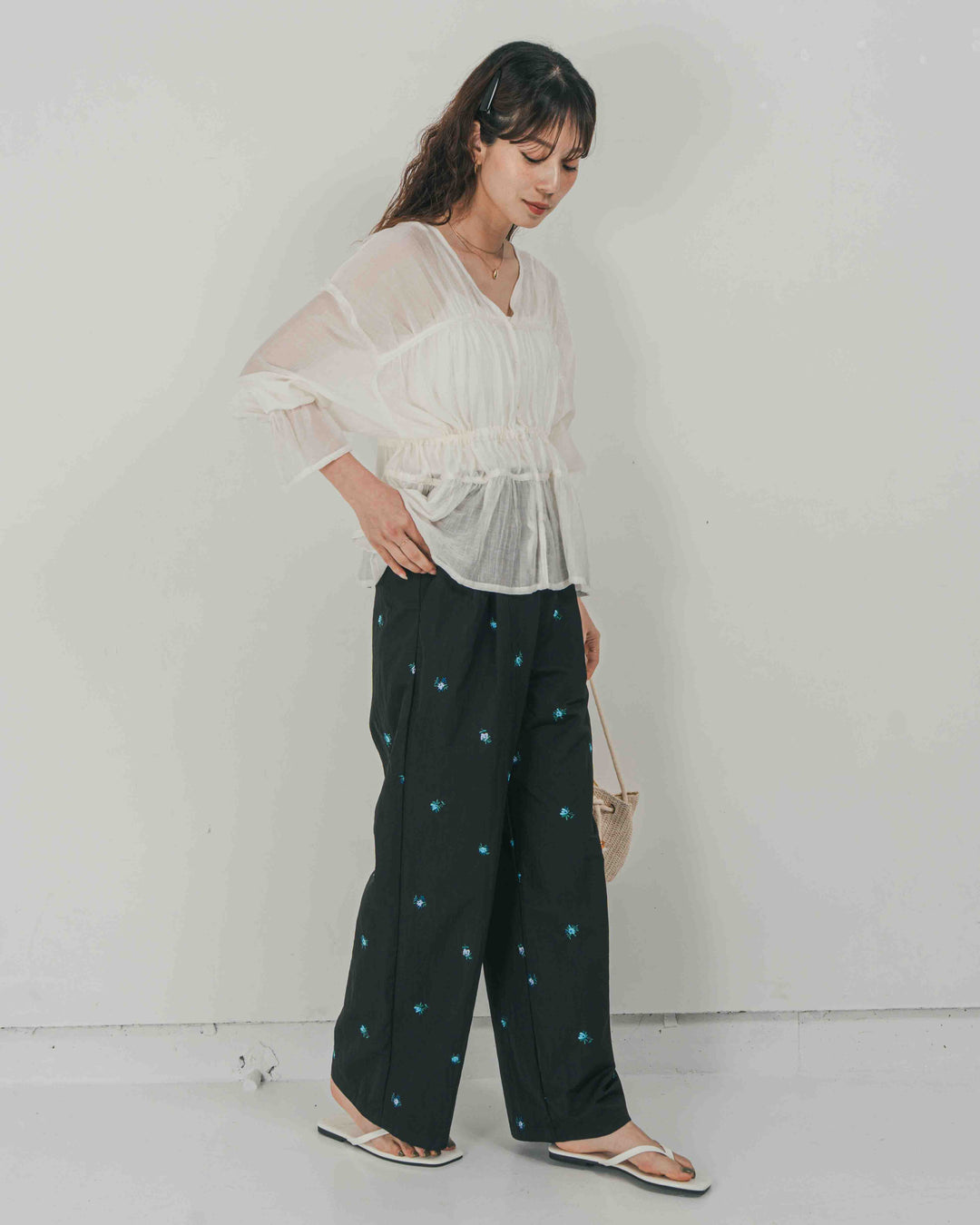 ［SET］Soft シャーリングブラウス + Flower刺繍　タックパンツ（2SET）