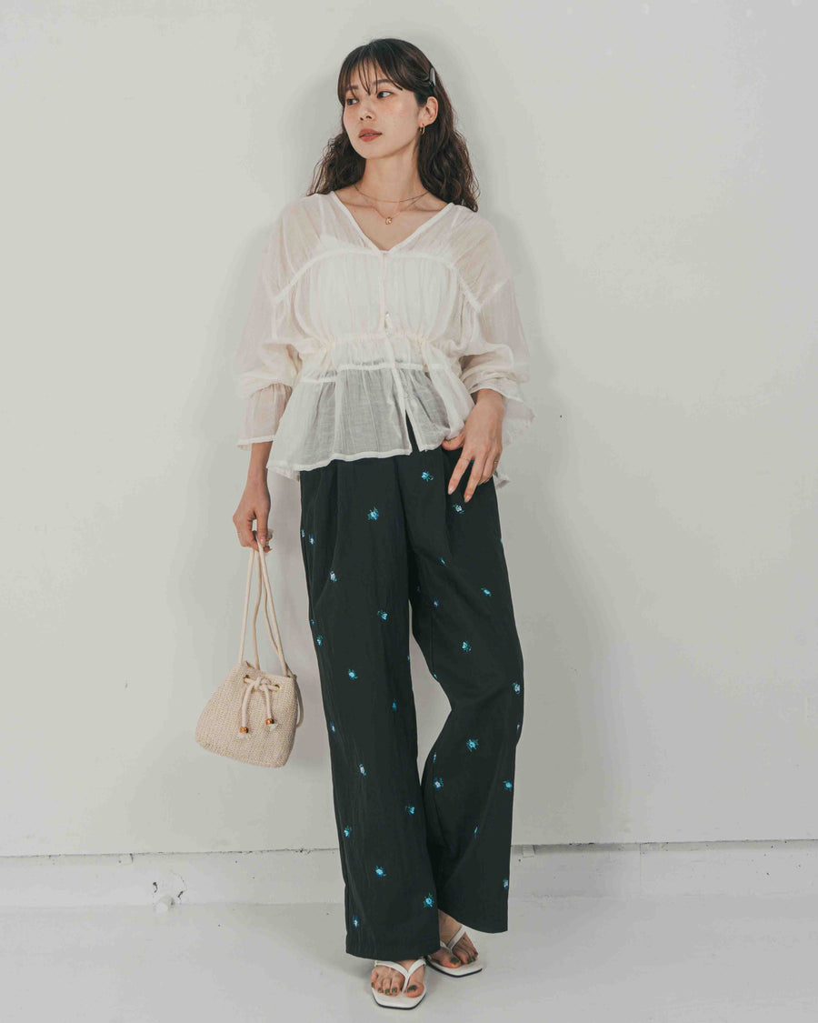 ［SET］Soft シャーリングブラウス + Flower刺繍　タックパンツ（2SET）