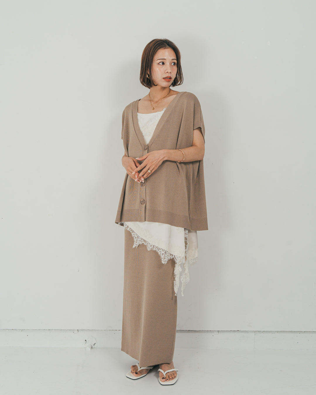 ［SET］VネックRelaxニットベスト + サテンアシメ レースキャミ + Relax Knit ストレートスカート（3SET）