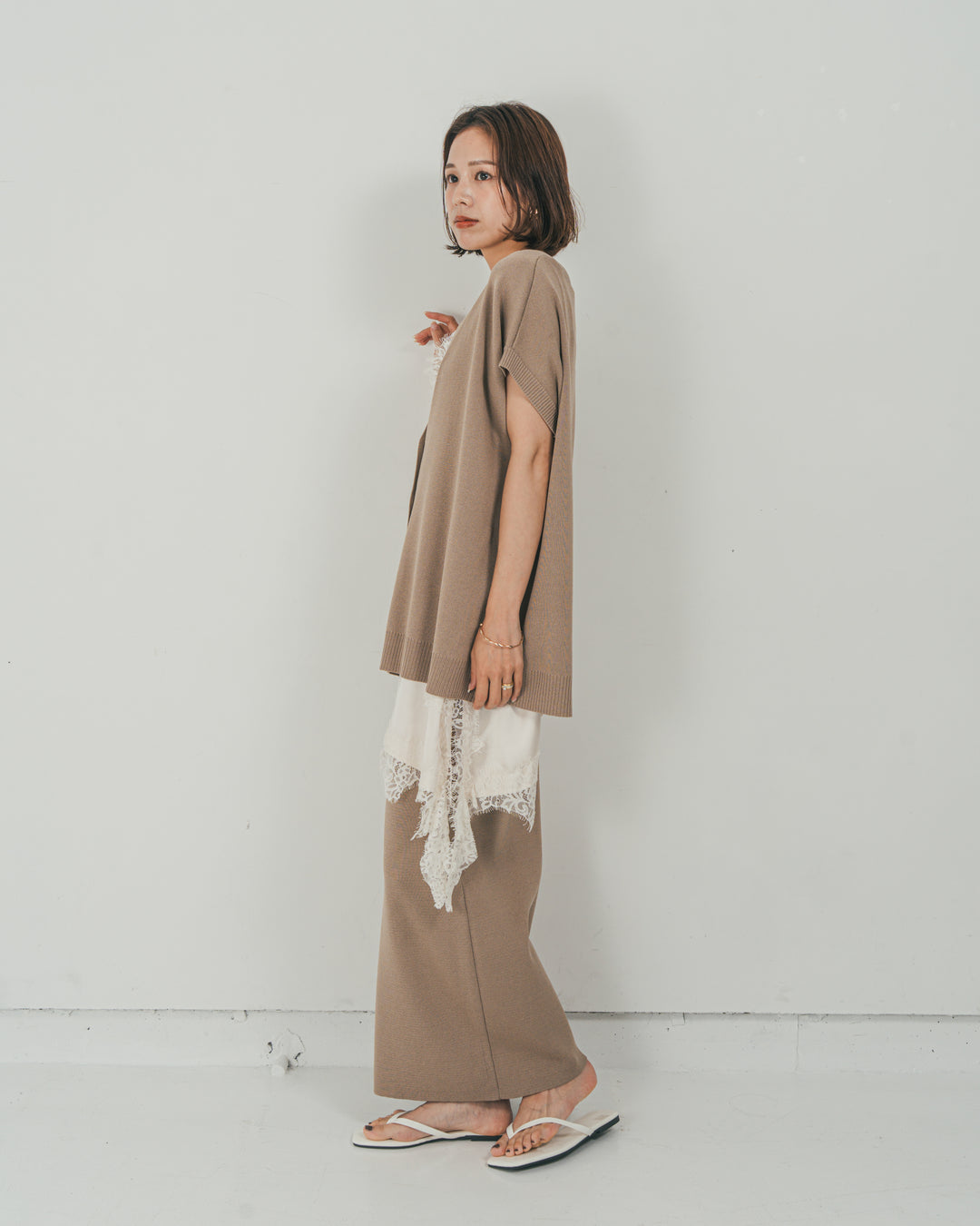 ［SET］VネックRelaxニットベスト + サテンアシメ レースキャミ + Relax Knit ストレートスカート（3SET）