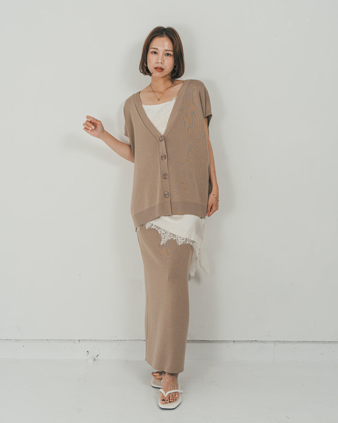 ［SET］VネックRelaxニットベスト + サテンアシメ レースキャミ + Relax Knit ストレートスカート（3SET）