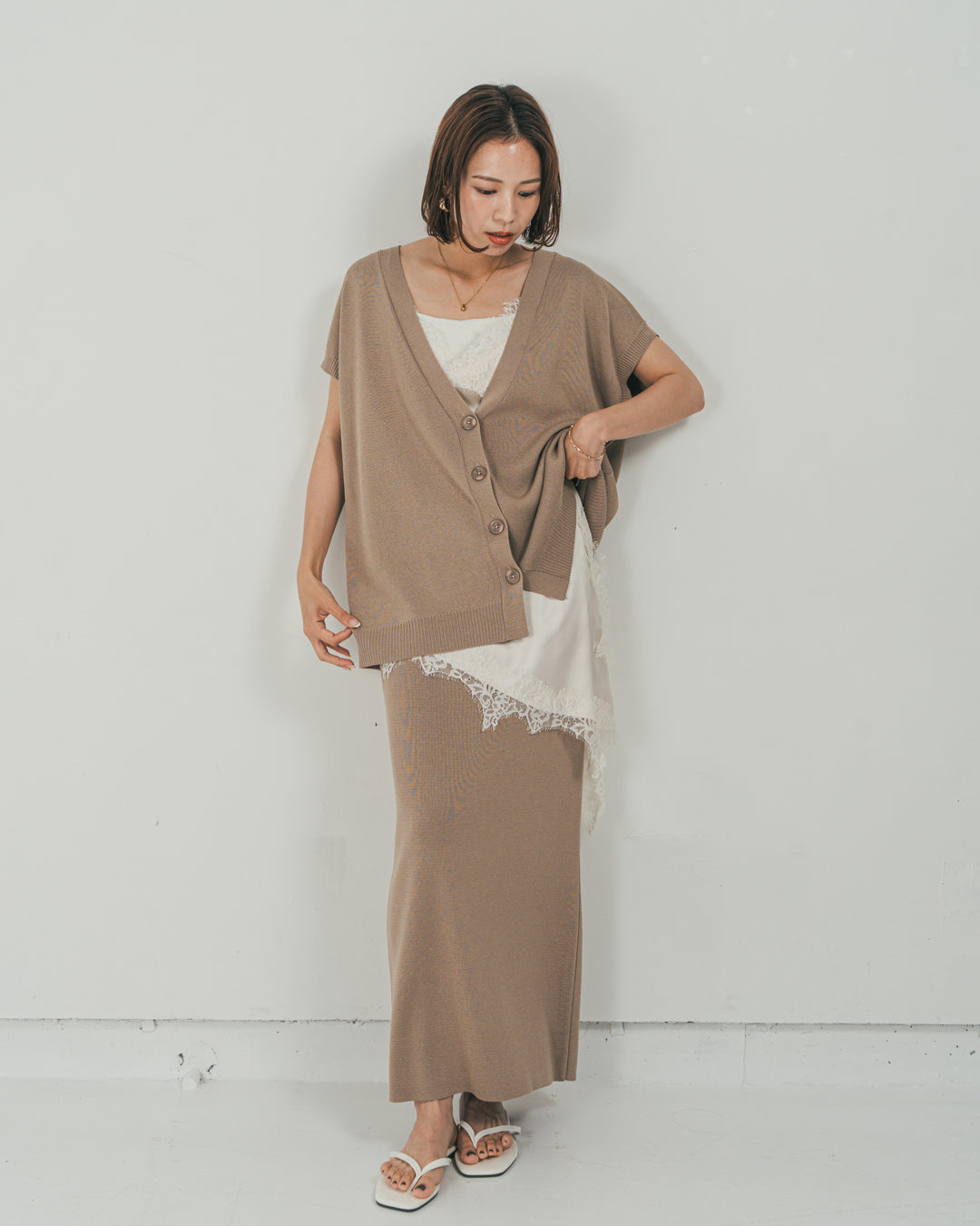 ［SET］VネックRelaxニットベスト + サテンアシメ レースキャミ + Relax Knit ストレートスカート（3SET）
