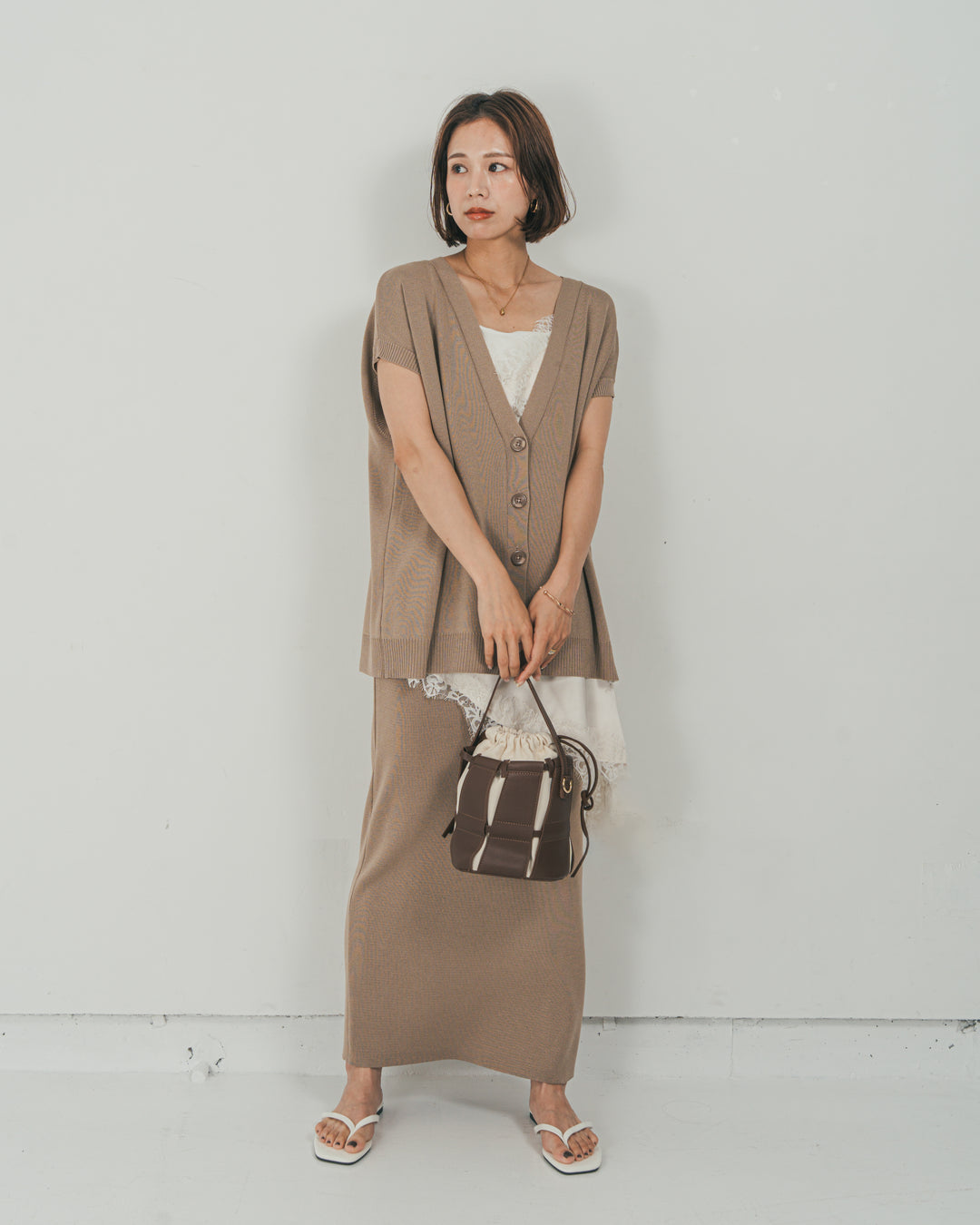 ［SET］VネックRelaxニットベスト + サテンアシメ レースキャミ + Relax Knit ストレートスカート（3SET）