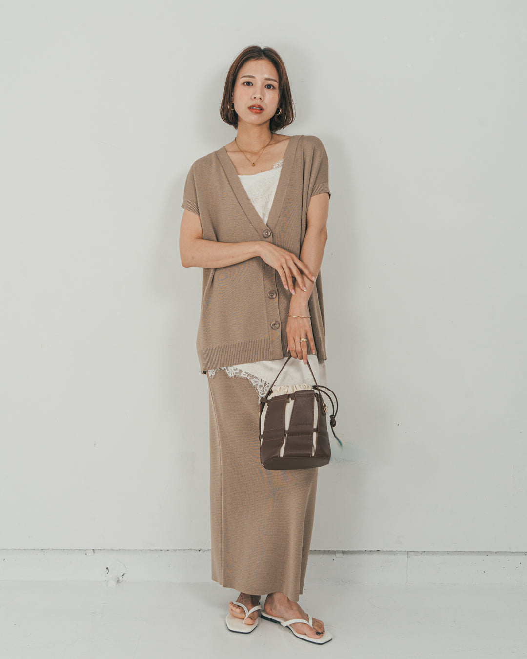 ［SET］VネックRelaxニットベスト + サテンアシメ レースキャミ + Relax Knit ストレートスカート（3SET）