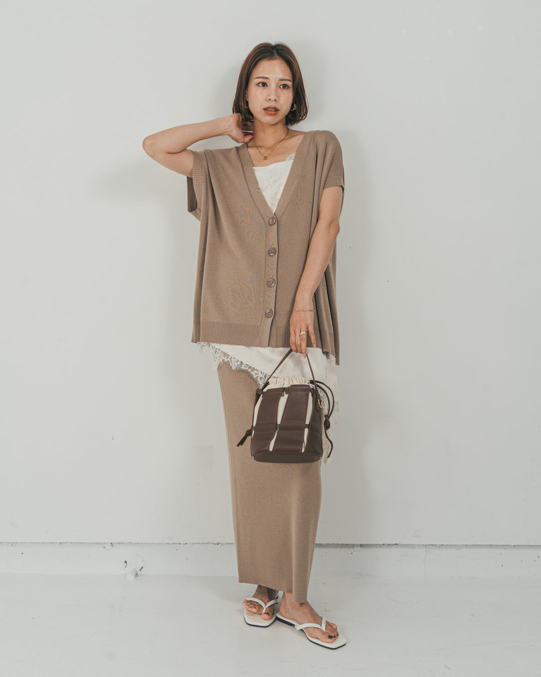 ［SET］VネックRelaxニットベスト + サテンアシメ レースキャミ + Relax Knit ストレートスカート（3SET）
