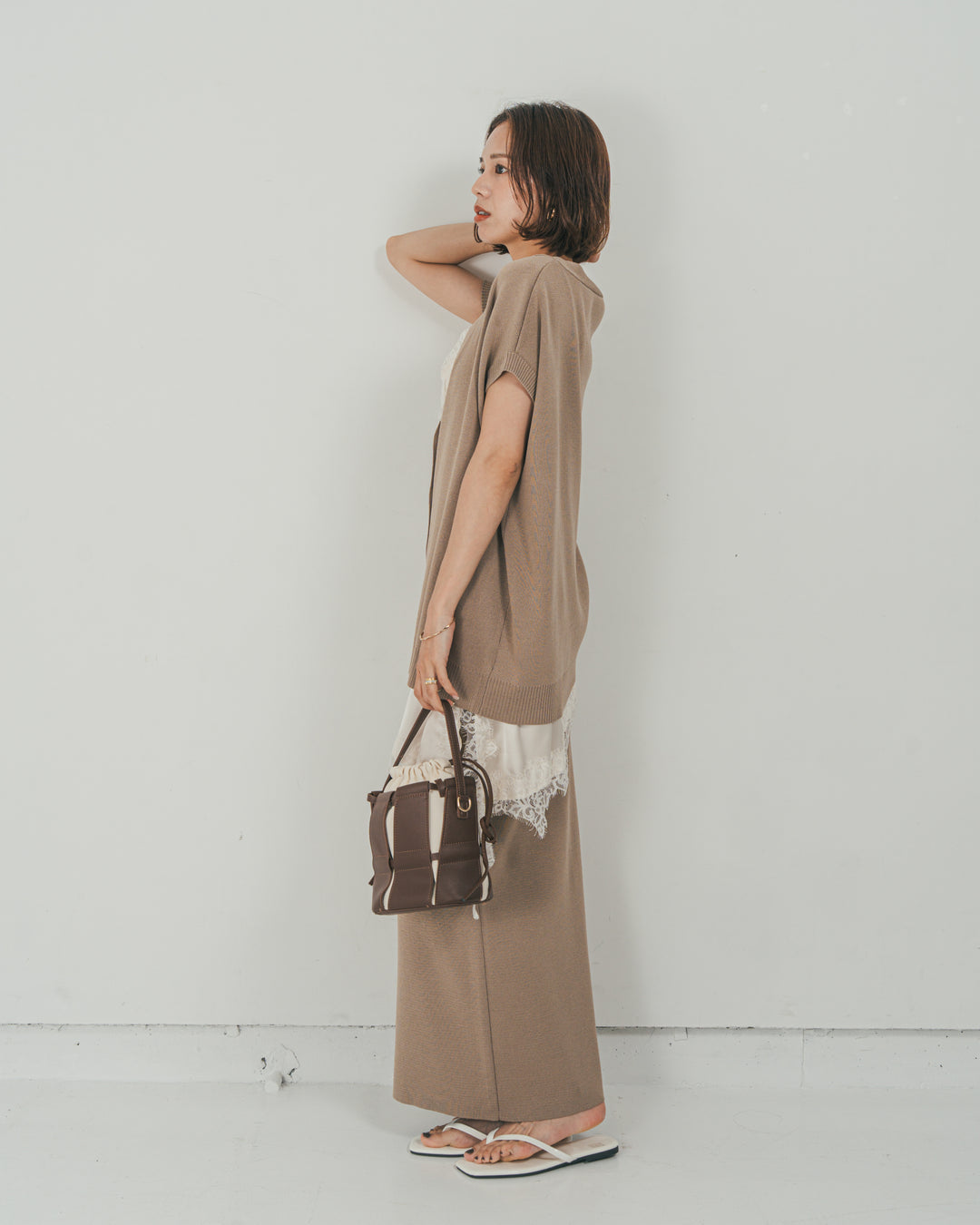 ［SET］VネックRelaxニットベスト + サテンアシメ レースキャミ + Relax Knit ストレートスカート（3SET）