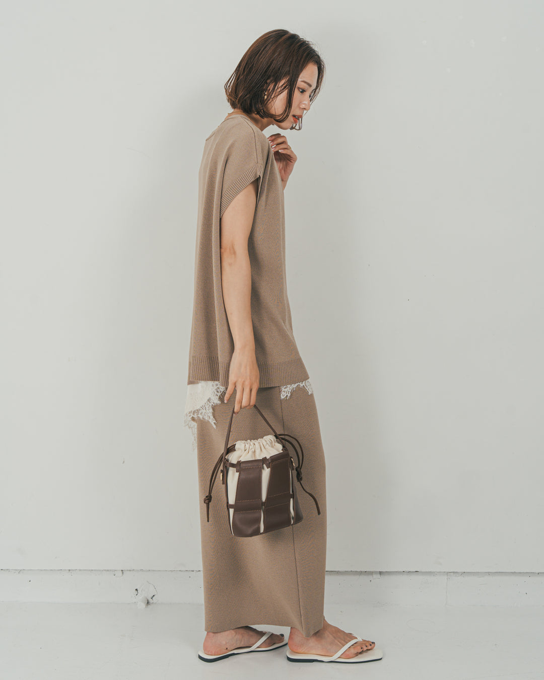 ［SET］VネックRelaxニットベスト + サテンアシメ レースキャミ + Relax Knit ストレートスカート（3SET）