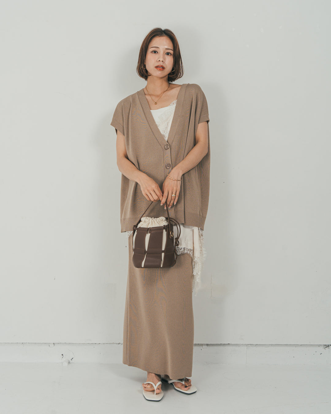 ［SET］VネックRelaxニットベスト + サテンアシメ レースキャミ + Relax Knit ストレートスカート（3SET）