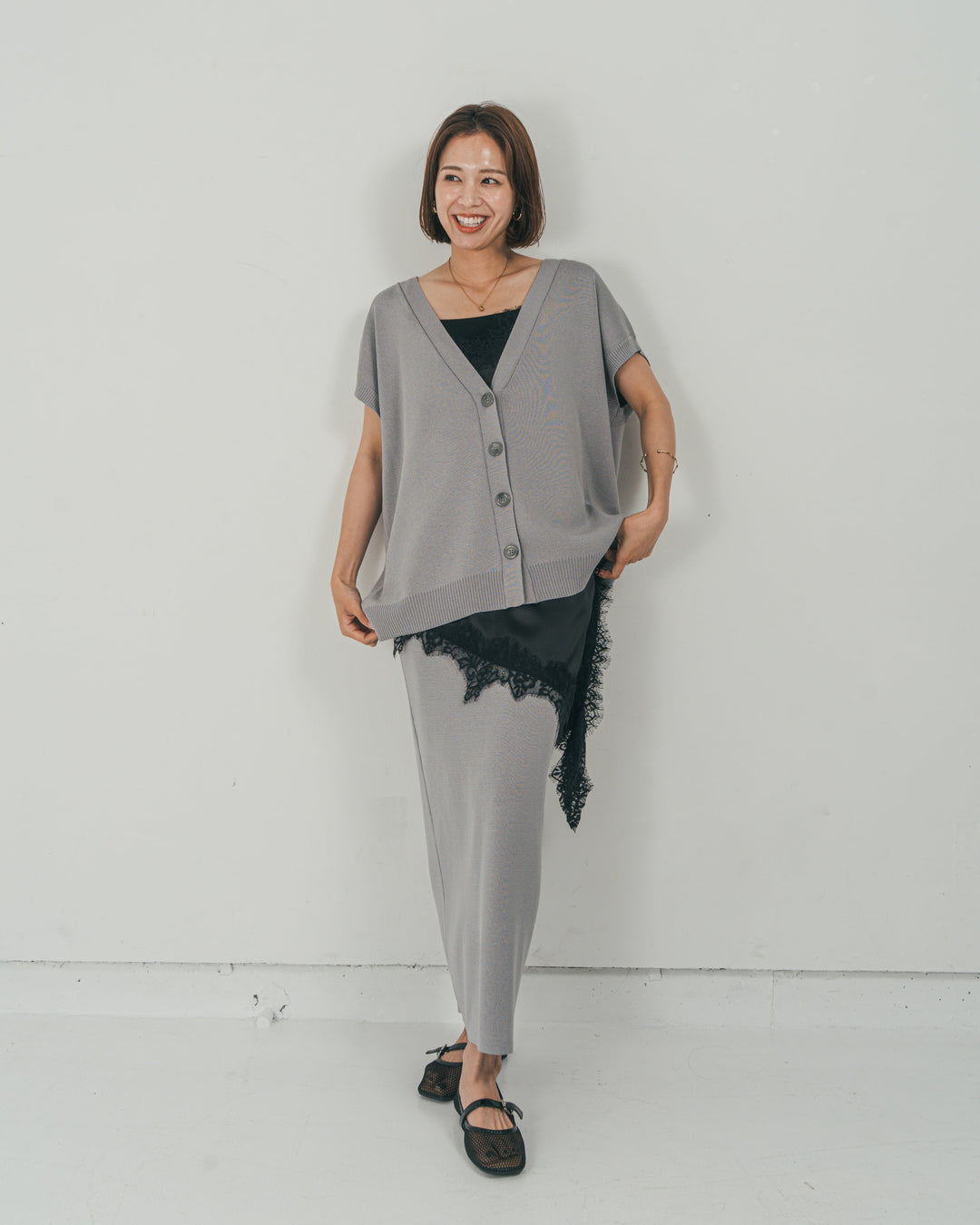 ［SET］VネックRelaxニットベスト + サテンアシメ レースキャミ + Relax Knit ストレートスカート（3SET）