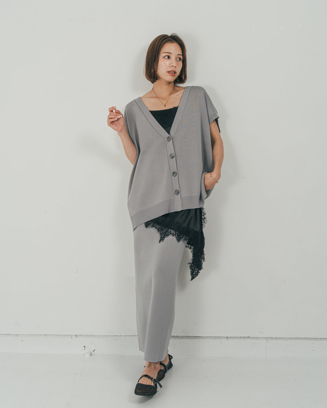 ［SET］VネックRelaxニットベスト + サテンアシメ レースキャミ + Relax Knit ストレートスカート（3SET）