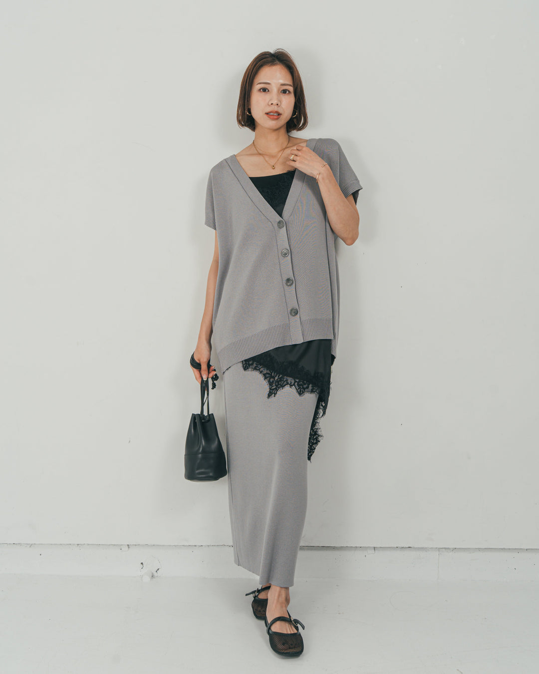 ［SET］VネックRelaxニットベスト + サテンアシメ レースキャミ + Relax Knit ストレートスカート（3SET）