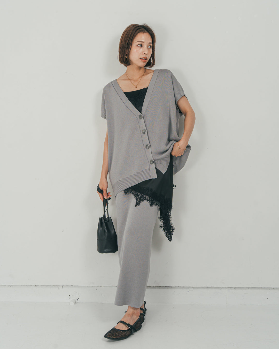 ［SET］VネックRelaxニットベスト + サテンアシメ レースキャミ + Relax Knit ストレートスカート（3SET）
