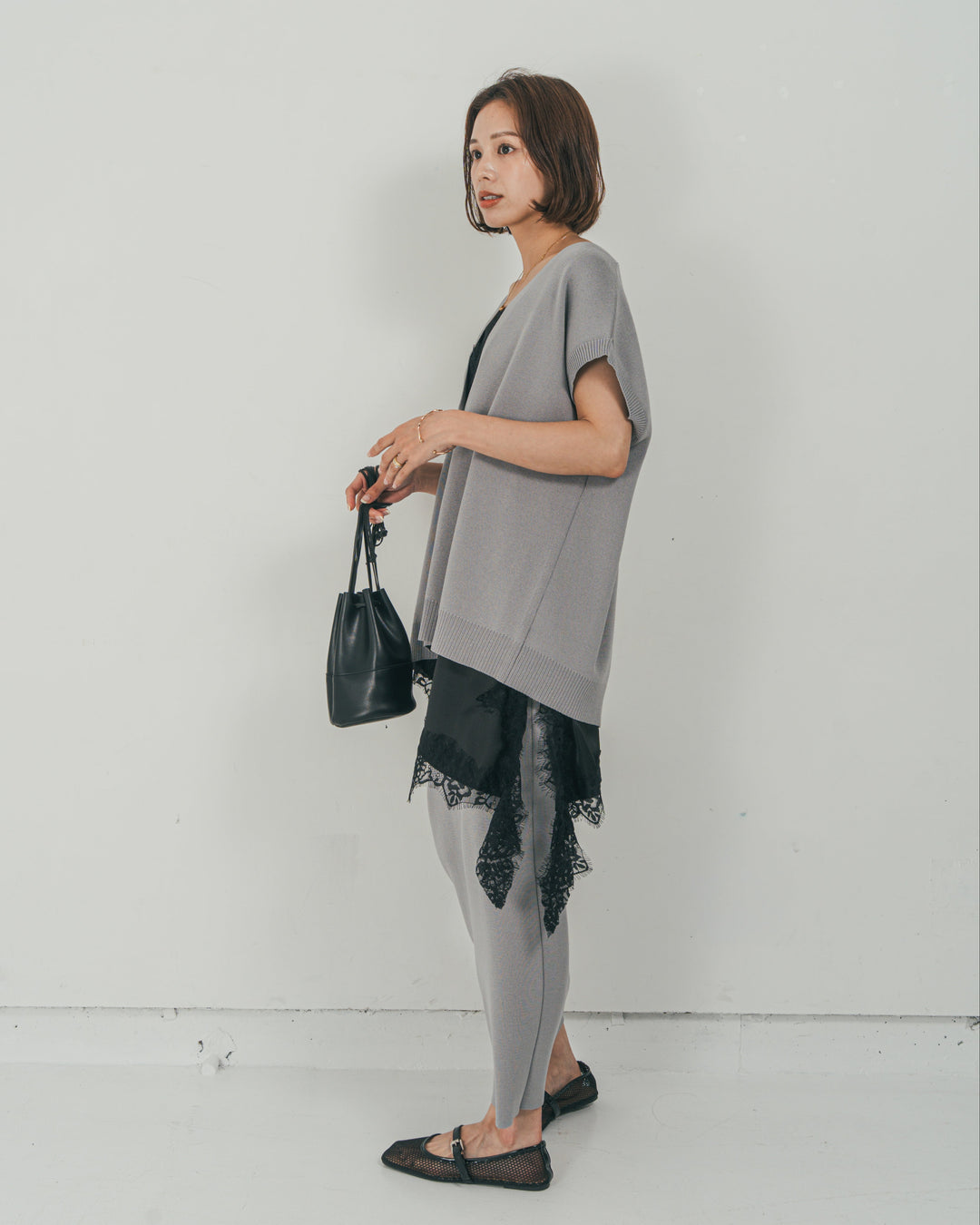 ［SET］VネックRelaxニットベスト + サテンアシメ レースキャミ + Relax Knit ストレートスカート（3SET）