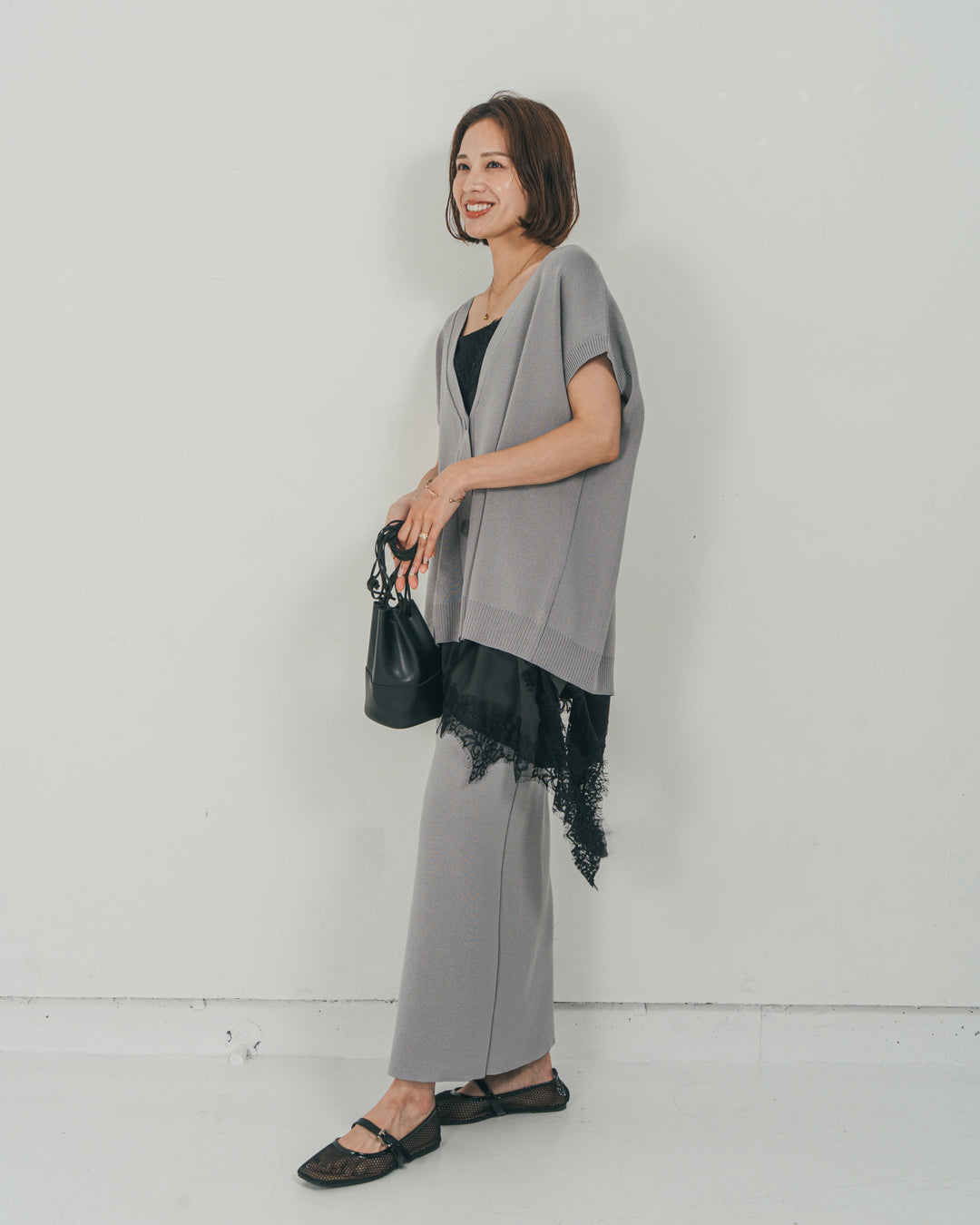 ［SET］VネックRelaxニットベスト + サテンアシメ レースキャミ + Relax Knit ストレートスカート（3SET）