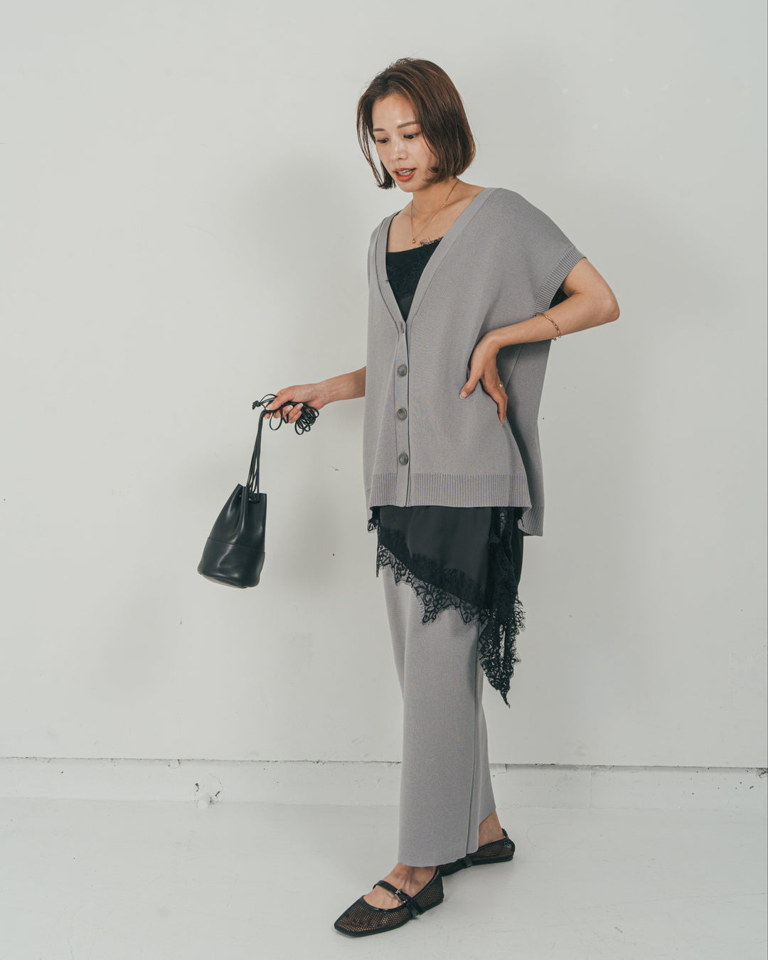 ［SET］VネックRelaxニットベスト + サテンアシメ レースキャミ + Relax Knit ストレートスカート（3SET）