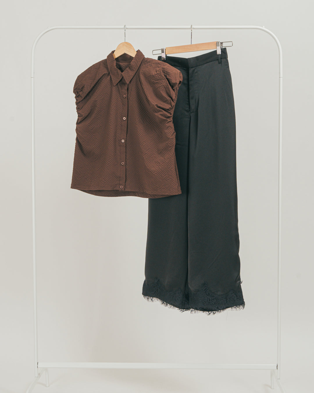 ［SET］バルーンスリーブサッカーシャツ + サテン裾レース Relaxパンツ（2SET）