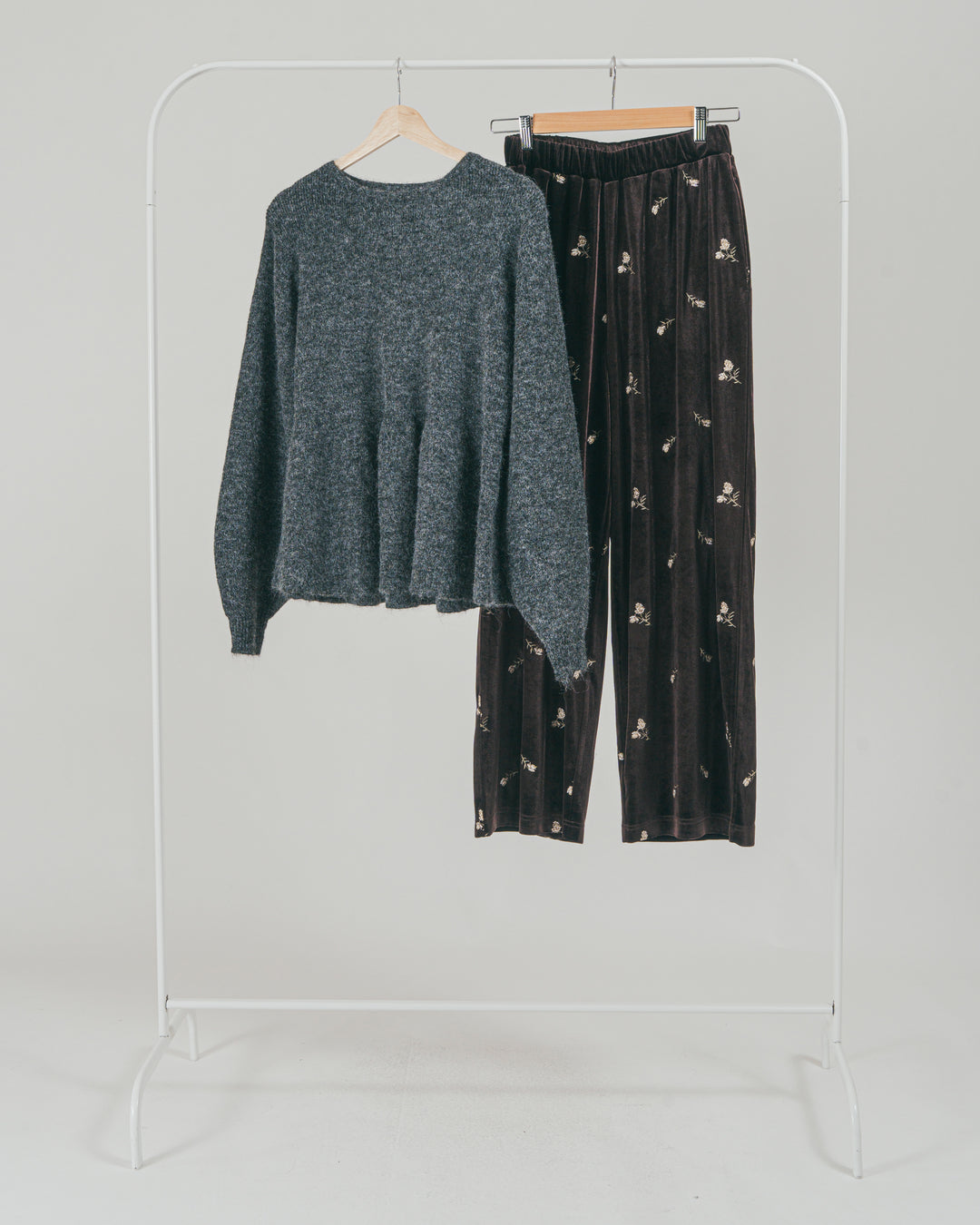 ［SET］モヘア Peplumニット + Flower刺繍 ベロアパンツ（2SET）