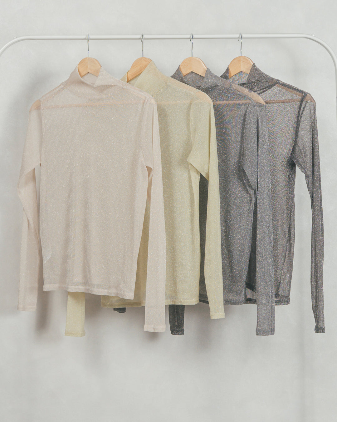 ［SET］フロントシリコンLogoスウェット+ラメSheerハイネックトップス+ワイドTuckイージーデニム