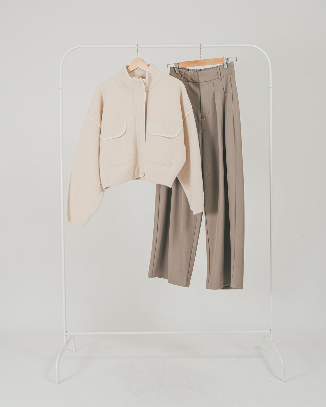 ［SET］Softショートニットブルゾン + ダブルタック ハイウエストワイドパンツ（2SET）