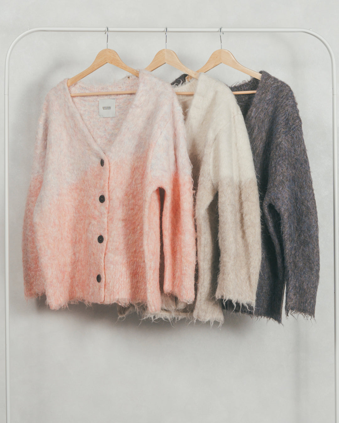 ［SET］Airyフェザー ニットカーディガン+フロントスリット Iラインデニムスカート（2SET）