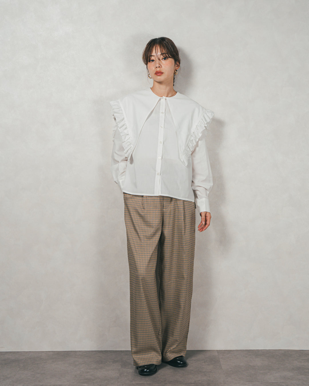 ［SET］2WAYビッグフリルカラーブラウス+Effortless チェックタックパンツ（2SET）