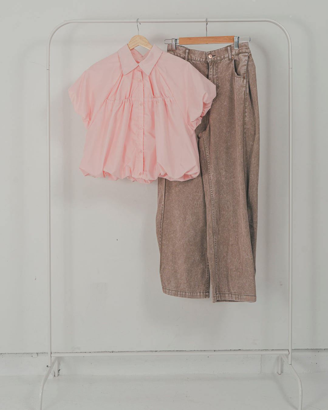 ［SET］バルーンShirringハーフスリーブシャツ + 10oz サイドタック リラックスデニムパンツ（2SET）