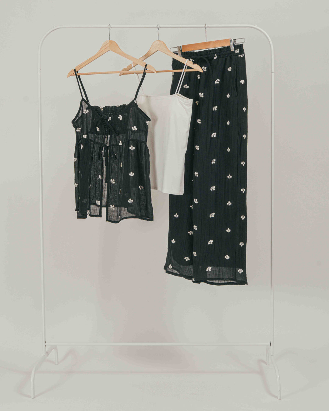 ［SET］フロントリボン刺繍 Veilキャミ + 刺繍 Veilロングパンツ + 【接触冷感・UVカット・防臭】カップ付きリブキャミ（3SET）