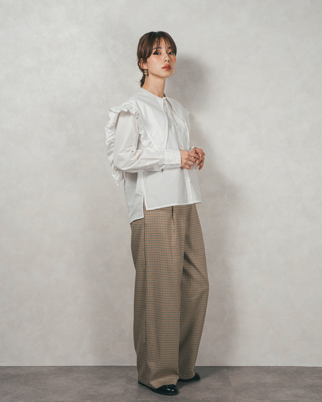 ［SET］2WAYビッグフリルカラーブラウス+Effortless チェックタックパンツ（2SET）