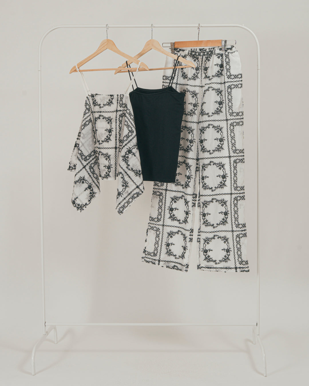 ［SET］パッチワーク刺繍ランダムキャミ + パッチワーク刺繍リラックスパンツ + 【接触冷感・UVカット・防臭】カップ付きリブキャミ（3SET）