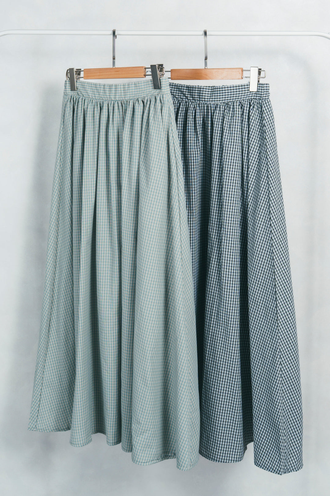 ［SET］2-Way Uネックメッシュニットベスト+［カップ付き］ヘルシーフィットリブキャミ+チェックギャザーマキシスカート（3SET）