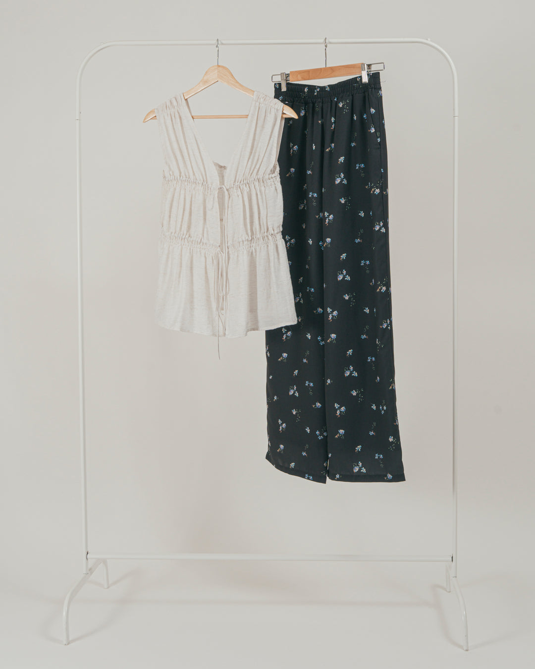 ［SET］リネンタッチShirringリボンブラウス + Flowerプリントイージーパンツ（2SET）