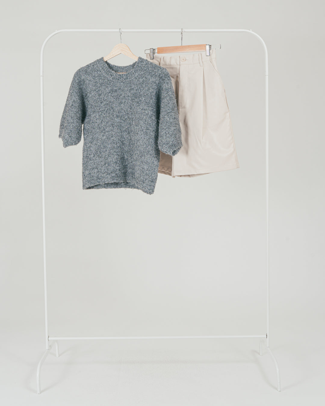 ［SET］フェザータッチハーフスリーブニット + レザーライクハーフパンツ（2SET）
