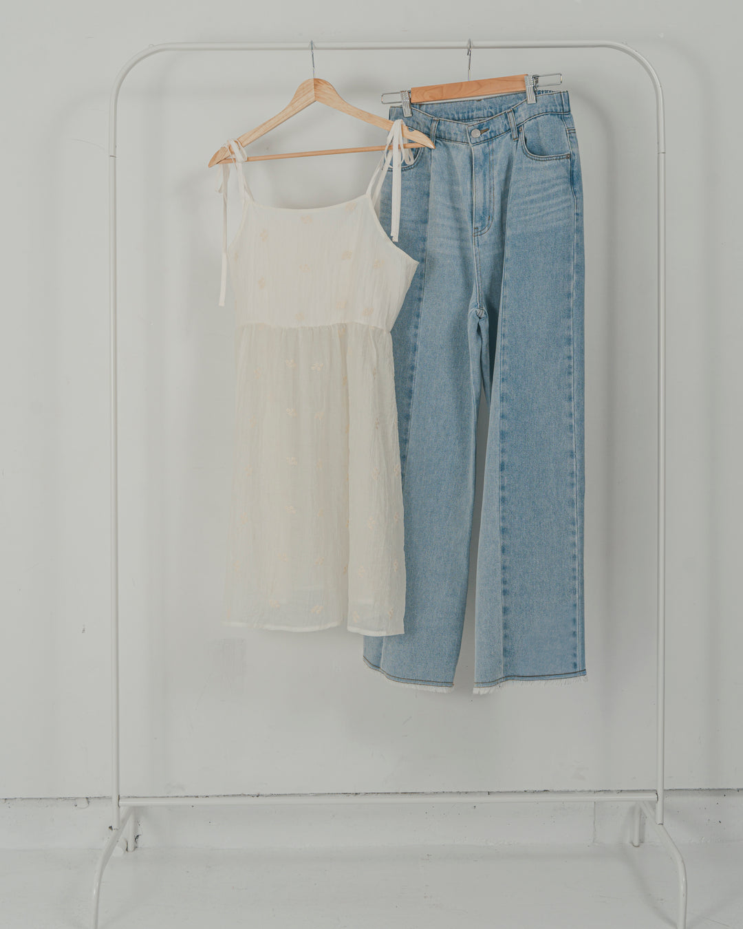 ［SET］ショルダーリボン刺繍Veilキャミ + 10oz ニュアンスバイカラー リラックスワイドデニム（2SET）