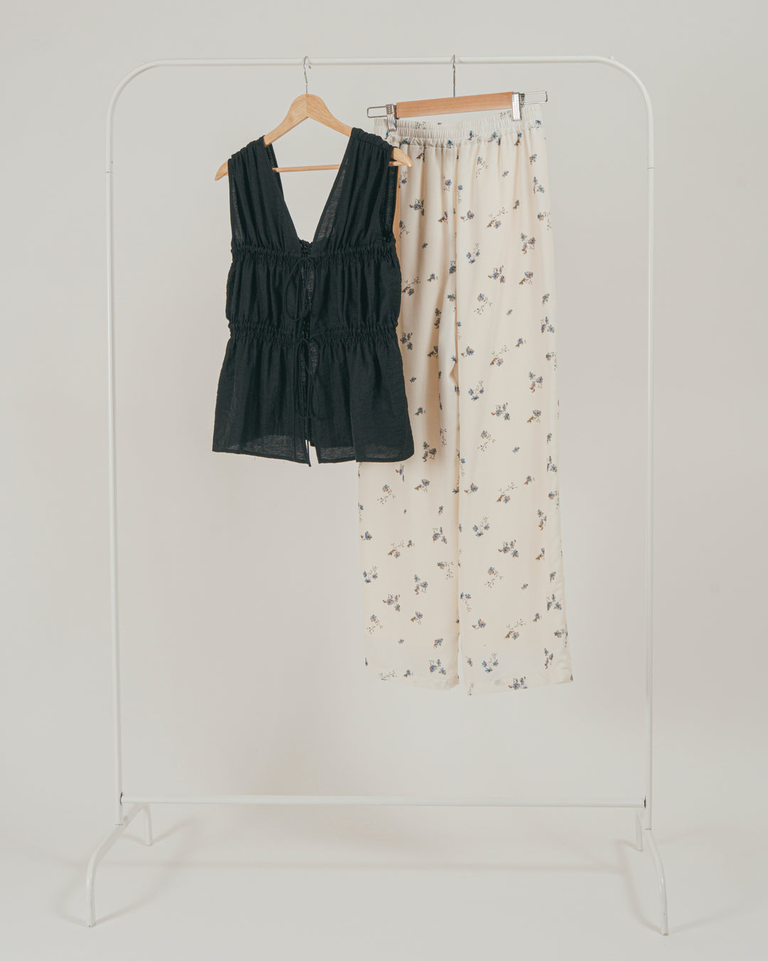 ［SET］リネンタッチShirringリボンブラウス + Flowerプリントイージーパンツ（2SET）