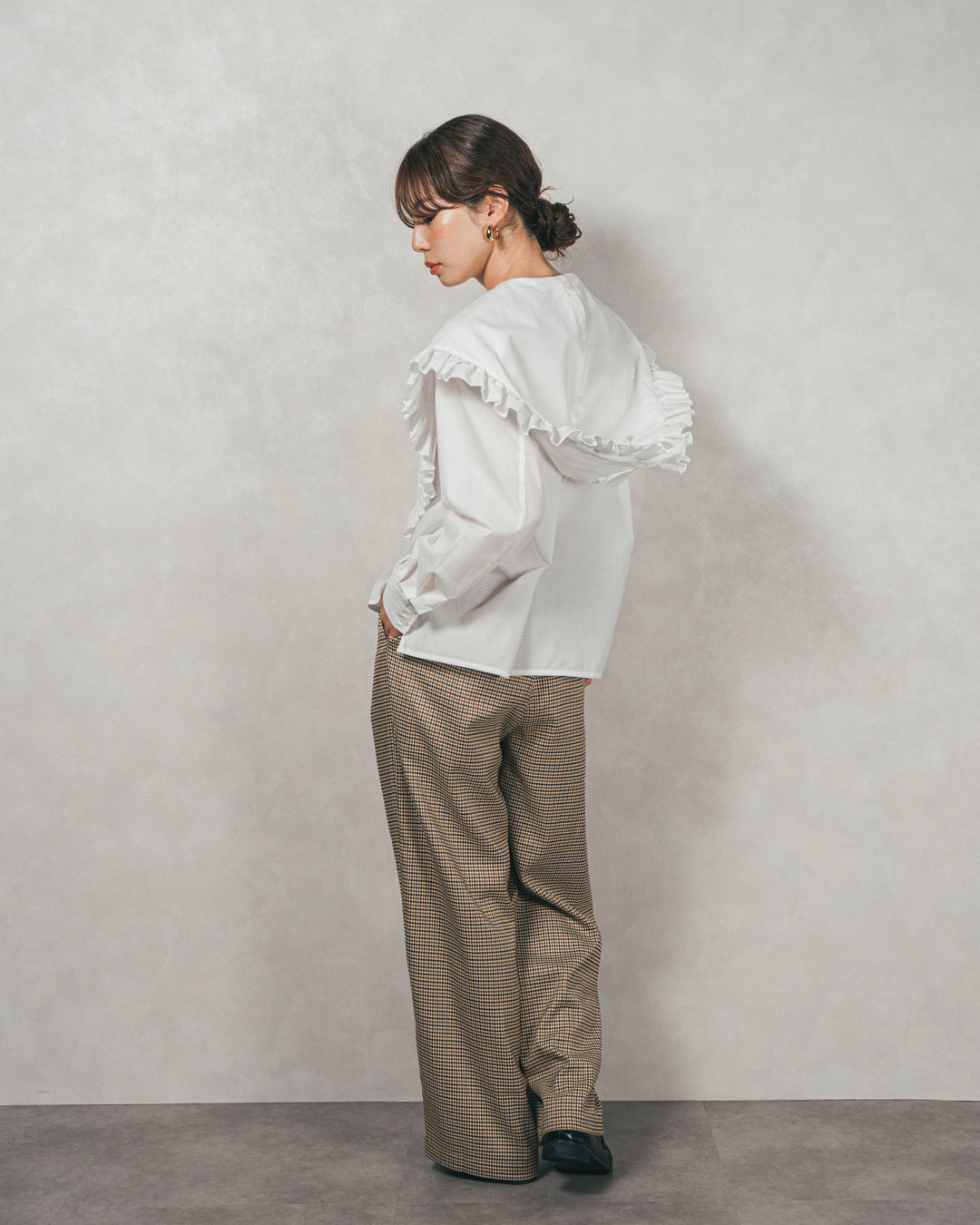 ［SET］2WAYビッグフリルカラーブラウス+Effortless チェックタックパンツ（2SET）