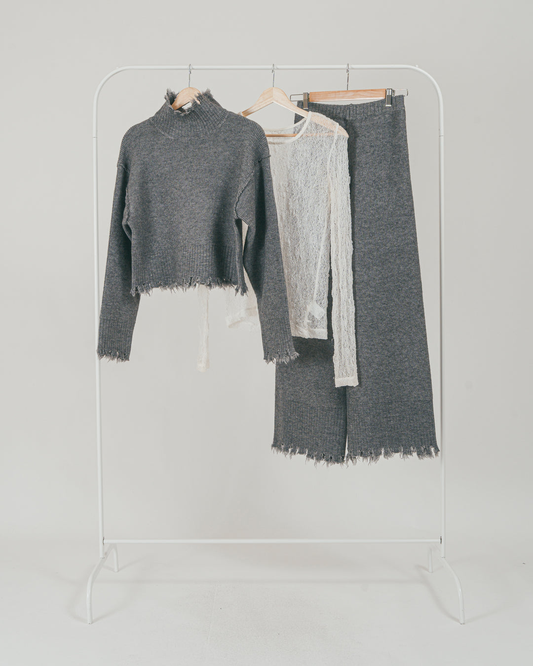 ［SET］Nuance Hem ハイネックニット + Nuance Hem ルーズニットパンツ + ストレッチレースシアートップス（3SET）