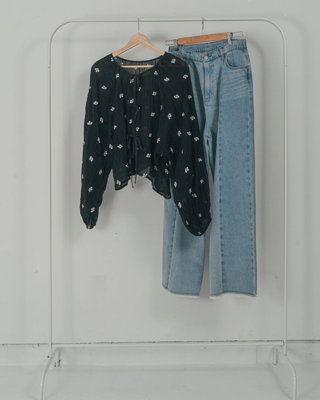 ［SET］フロントリボン刺繍 Veilブラウス + 10oz ニュアンスバイカラー リラックスワイドデニム（2SET）