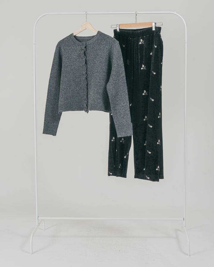 ［SET］フロントフリルメランジニットカーデ + Flower刺繍 ベロアパンツ（2SET）
