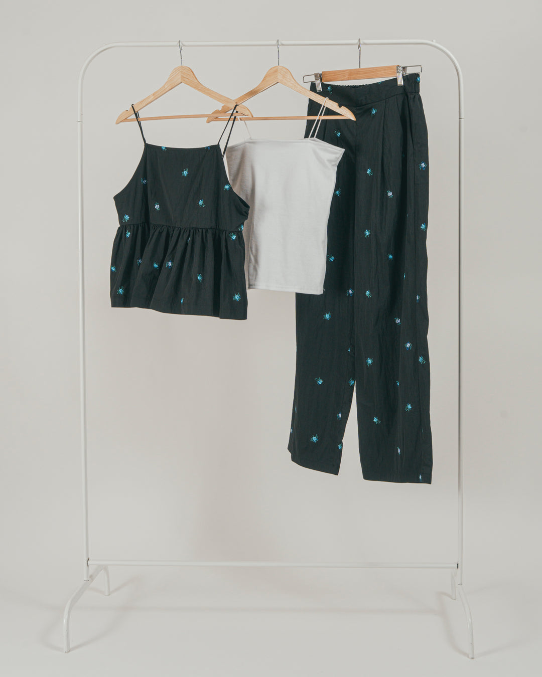 ［SET］Flower刺繍　ボリュームキャミ + Flower刺繍　タックパンツ + カップ付きカットリブキャミ（3SET）