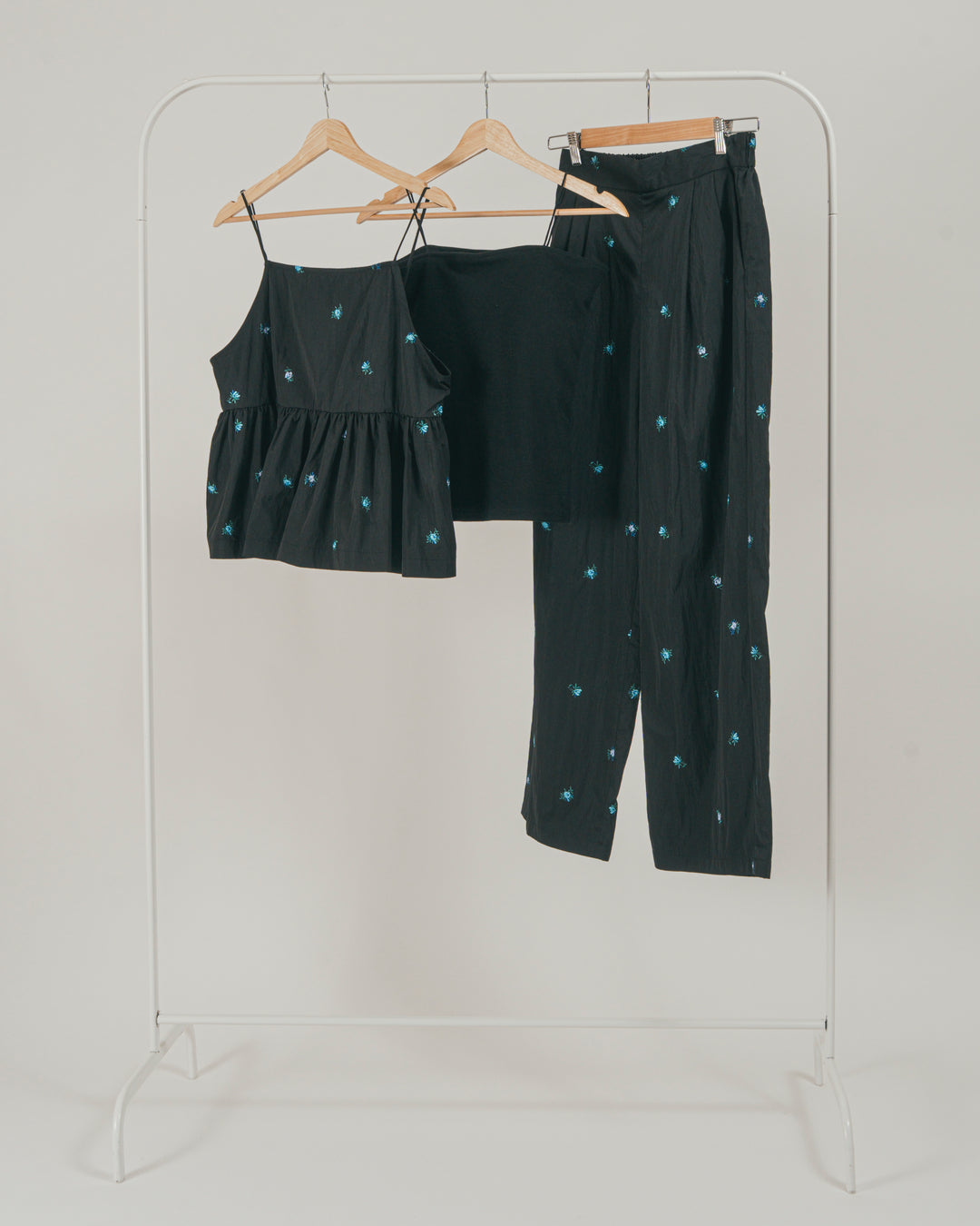 ［SET］Flower刺繍　ボリュームキャミ + Flower刺繍　タックパンツ + カップ付きカットリブキャミ（3SET）